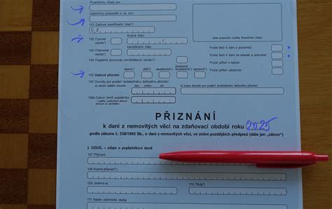 Grafické znázornění procesu podání daňového přiznání a splatnosti daně z nemovitých věcí.