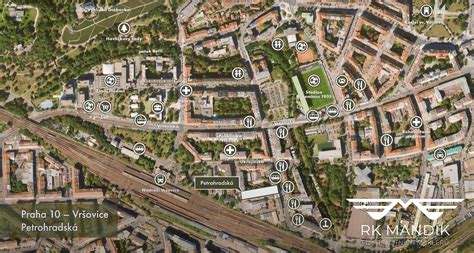 Mapa s vyznačenými zelenými plochami a dopravní dostupností v okolí Hovorčovické ulice