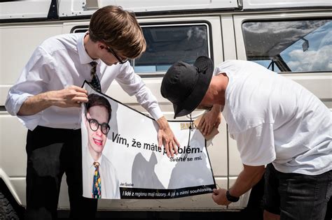 ilustrační foto předání projektu s politikem stříhajícím pásku