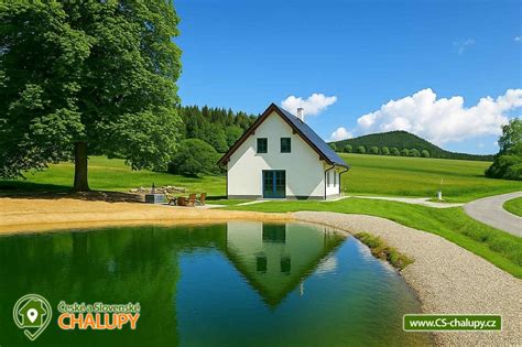 fotografie exteriéru chaty s pozemkem, jezírkem a ohništěm