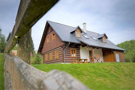 Fotografie chaty s terasou a výhledem do přírody
