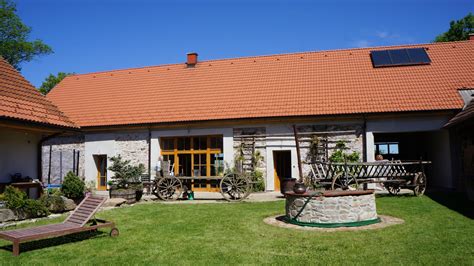 Krajina Jižních Čech s rybníkem a typickou architekturou