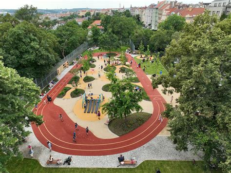 Vizualizace dětského hřiště s různými herními zónami pro různé věkové kategorie