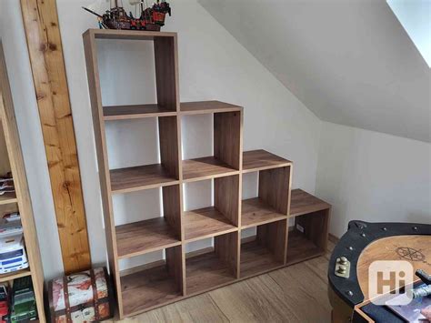 Ukázka dělicí stěny se schodišťovým regálem