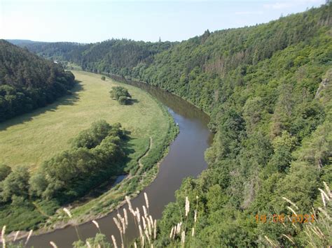Fotografie klidné chatové oblasti Hýskov s výhledem na lesy a řeku Berounku.