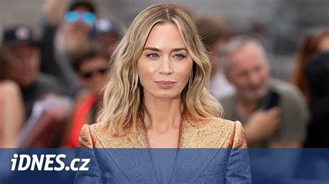 Emily Bluntová v roli Kate Macer, zobrazující její odhodlání a fyzickou připravenost.