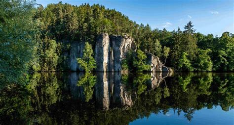 panoramatický výhled na Český ráj s dřevěnou chalupou v popředí