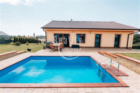 fotografie rodinného domu s bazénem a zahradou v Malešovicích