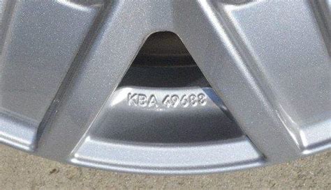 Detailní pohled na označení homologace na ALU disku (KBA, ABE, E v kroužku)