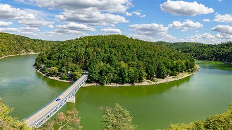 panoramatický výhled na vilu u rybníka