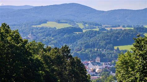 panoramatický výhled na město Frýdlant s hradem a zámkem