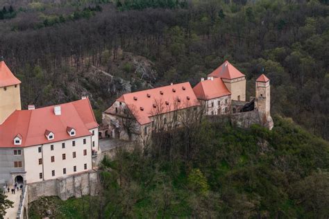 Pohled na hrad Veveří s jeho devíti věžemi.
