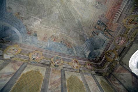 Detail poškozených fresek v hodovním sále hradu Veveří.