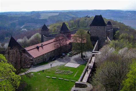 Mapa s vyznačenými částmi hradního areálu: vnitřní hrad, střední hrad a příhrádek.