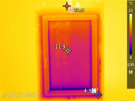 Foto detailu s termokamerou ukazující únik tepla