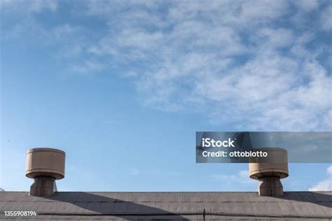 Fotografie moderního administrativního nebo průmyslového objektu.
