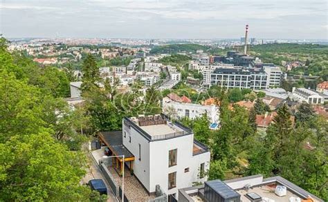 Panoramatický výhled na Prahu z luxusního bytu na Smíchově