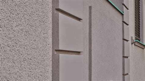 Detail původní břízolitové omítky s ornamenty objevený na fasádě