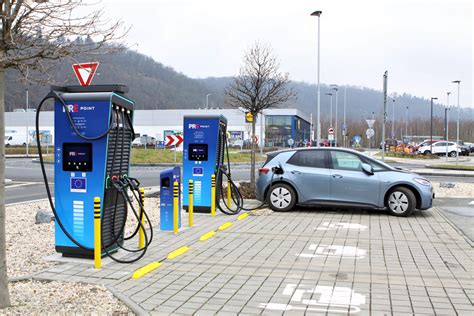 Nákres moderního parkoviště s nabíjecími stanicemi pro elektromobily