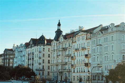 Tabulka srovnávající práva a povinnosti nájemce a podnájemce družstevního bytu