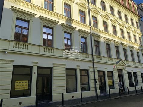 obchodní prostor s výlohami v centru Uničova