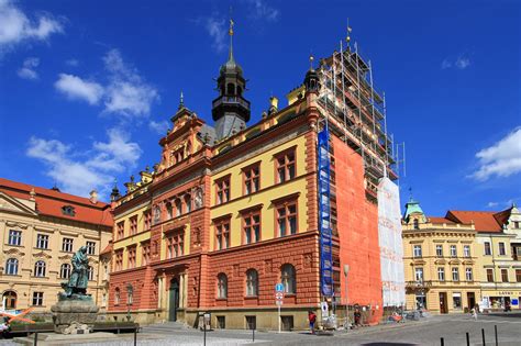 Exteriér historické budovy s moderními prvky