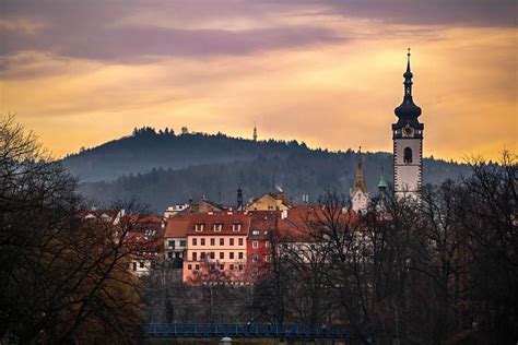 Panoramatický výhled z pozemku na město a okolní krajinu