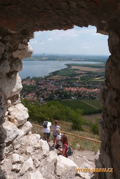 panoramatický výhled na zříceninu hradu Děvičky z okolních kopců