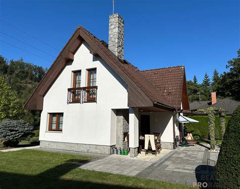 fotografie zděné chaty s výhledem na beskydskou krajinu