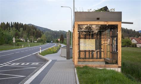 fotografie autobusové zastávky nebo vlakové stanice v blízkosti
