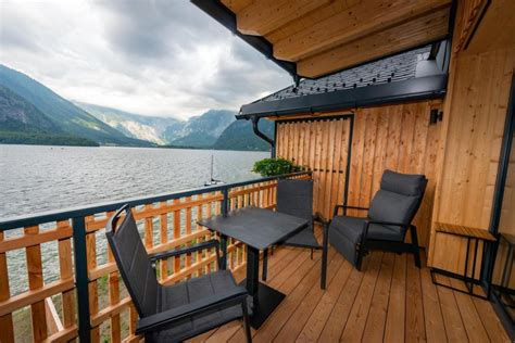 příklady různých typů ubytování u jezer v Rakousku (chaty, apartmány, hotely)