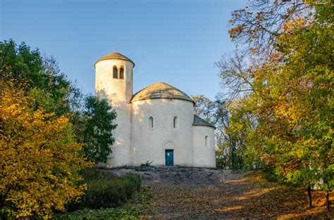 Fotografie rotundy sv. Jiří na Řípu.