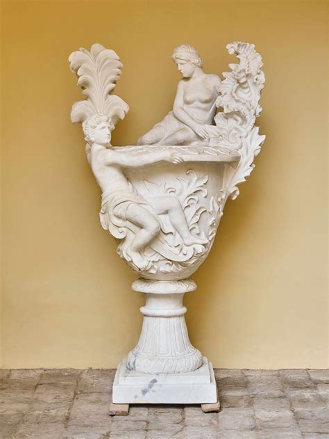 Detail románského reliéfu s figurativní výzdobou.