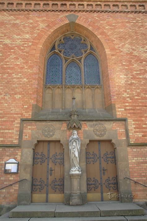 detail kamenného ostění hlavního vstupu do kostela sv. Jana Křtitele