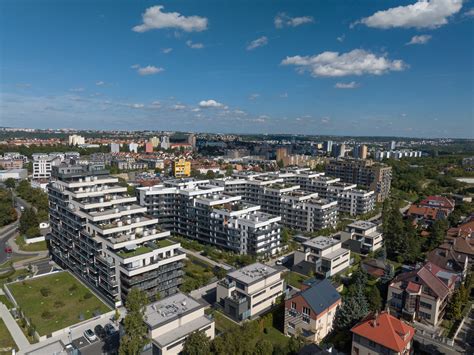 obrázek zobrazující různé typy nemovitostí v Dolních Rašnicích