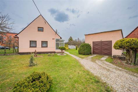 rodinný dům 4+kk s prostornou zahradou a krbem