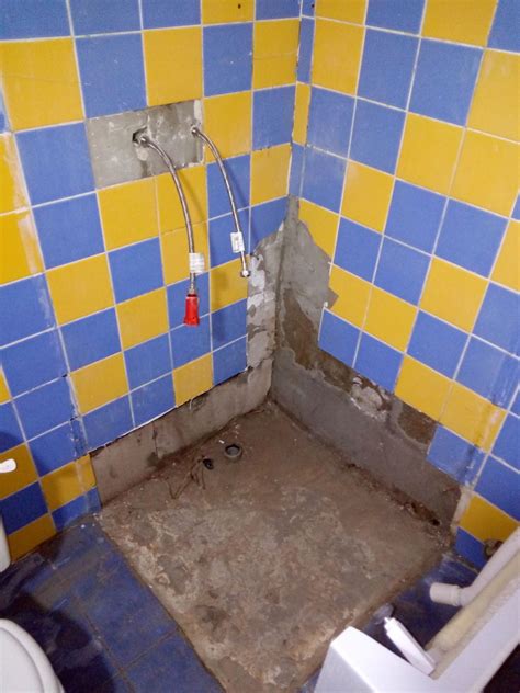 Příklad instalace volně stojícího sprchového boxu v moderní koupelně.