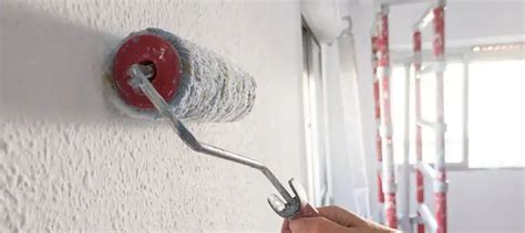 aplikace nátěru na dřevěný povrch válečkem