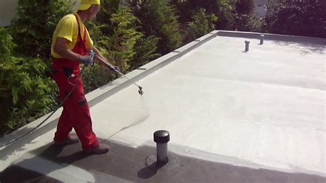Aplikace stříkané hydroizolace na střechu