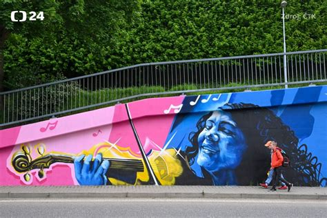 Detail zdi s graffiti umělce Tima a barevného herního povrchu