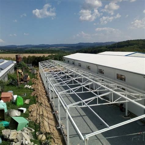 Půdorysný řez moderní kancelářské budovy z ocelové konstrukce