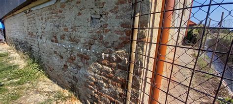 detailní pohled na poškozené zdivo vlhkostí