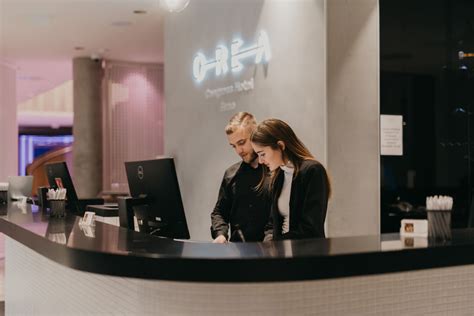 Ilustrace muže s kufry u recepce hotelu
