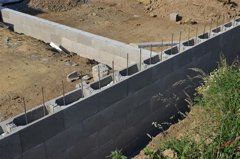 Detail hotového betonového plotu ze ztraceného bednění s různými povrchovými úpravami.
