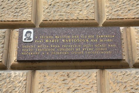 Pamětní deska na obchodní akademii ve Štefánikově ulici