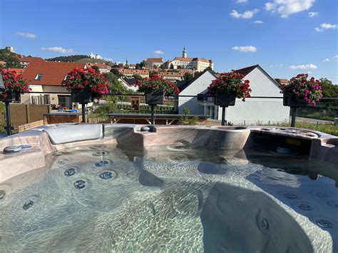 Snímek obrazovky z aplikace Tuscany Dive s výhledem na zahradu