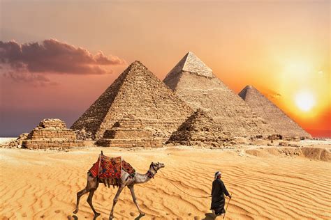 Snímek obrazovky z aplikace Orbulus s pohledem na pyramidy v Egyptě