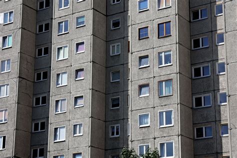 panelový dům s revitalizovaným zateplením a novými okny