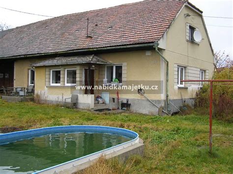 oplocená zahrada s rodinným domem