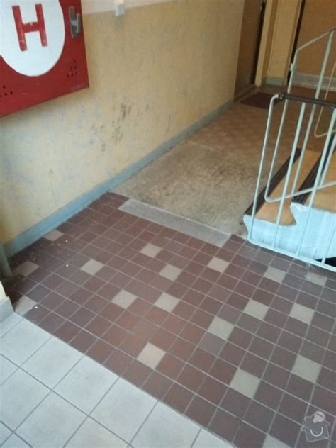 Vizualizace garáže v přízemí panelového domu s plechovými vraty